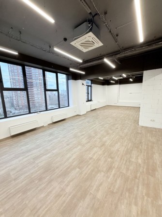 Орегда офісу з лофт ремонтом та панорамними вікнами - фото 1