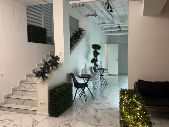 Центр .УЛ.КУЗНЕЧНАЯ 22..Аренда кабинетов и зала в цокольном помещении. Харків