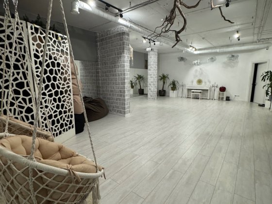 Оренда залу в просторі 75 м 
Вул.Кузнечна 22 
Цоколь з вікнами . Харків