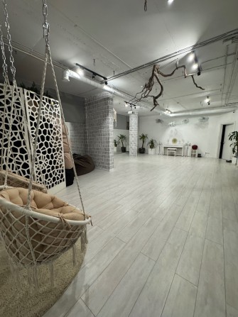 Оренда залу в просторі 75 м 
Вул.Кузнечна 22 
Цоколь з вікнами . - фото 1