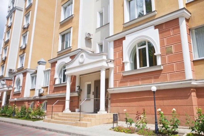 Фасадный офис на Французском бульваре в элитном доме. - фото 1