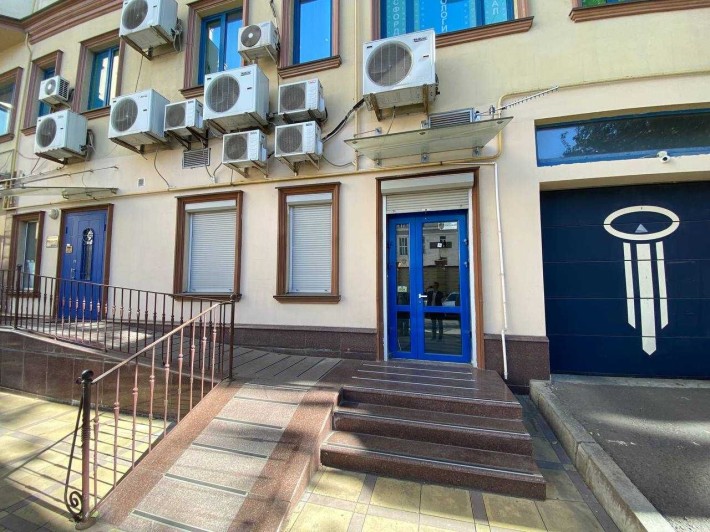 СДАМ! Офис в Б, Ц. Покровский. 1 этаж. Свой фасадный вход. 355 кв.м. - фото 1