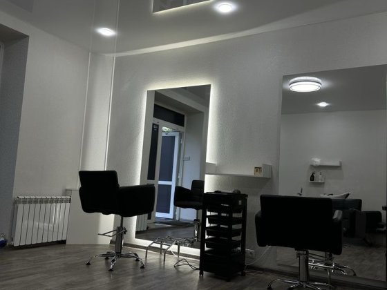 Здам робочі місця в салоні краси Харків