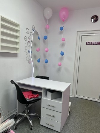 Здається місце для майстра манікюру та педикюру - фото 1