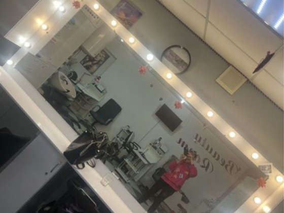 Сдам два места в салоне красоты  для мастера парикхмахер  и  маникюра. Харків