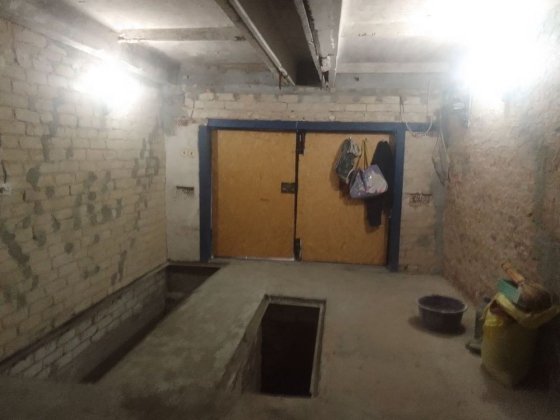 Здаеться Гараж. Был в стадии ремонта. По весне покрасим Славянск