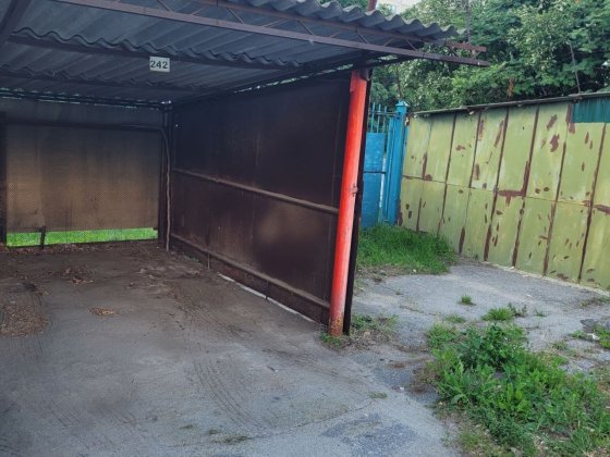 Стоянка. Парковка, крите місце.