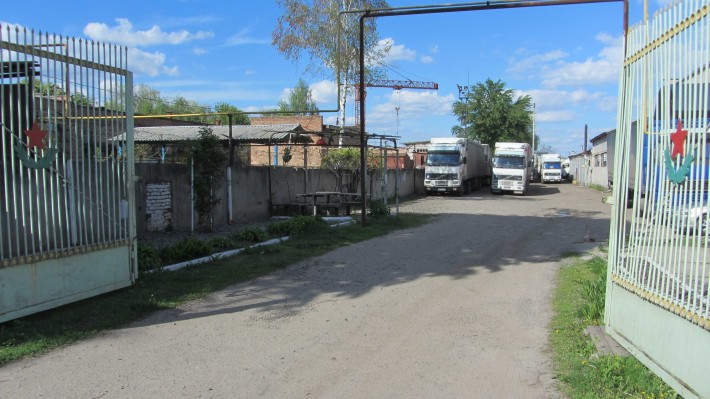 Стоянка TIR. Парковка вантажних автомобілів. - фото 1