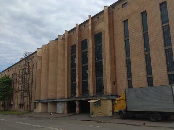 Сдам в аренду гаражный бокс возле метро Левобережная, Челябинская 2Б. Киев