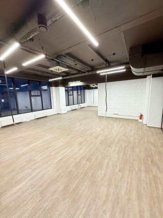 Оренда сучасного офісу з новим ремонтом біля метро - фото 1