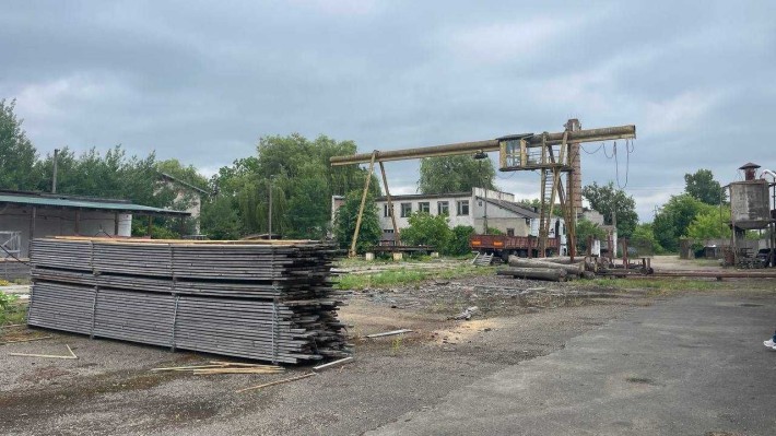 Оренда підприємство в Тисминиці на 885 м2 складів і 62 сот площі - фото 1