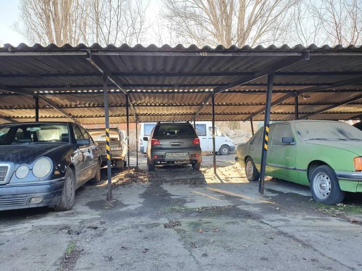 Сдам место на охраняемой крытой стоянке за Сити Центром. - фото 1