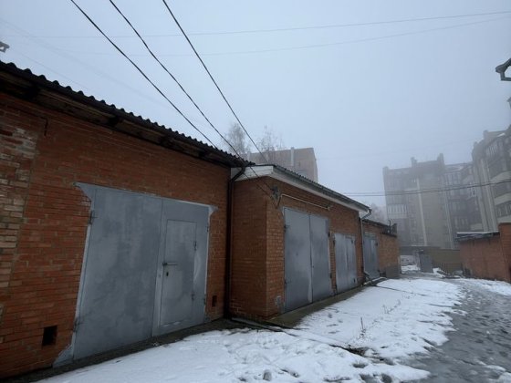 Конституції Стрітенська , продам капітальний гараж з високими воротами Полтава