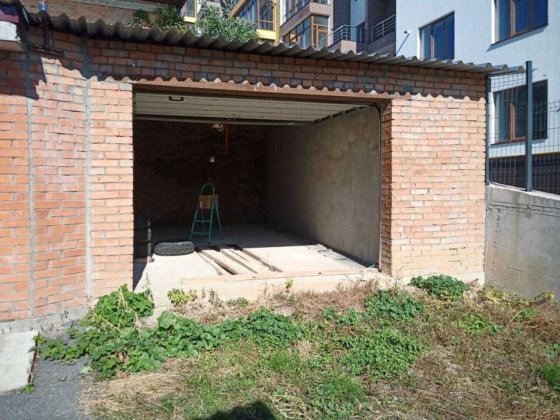 Продаж сучасного, цегляного гаражу в Центрі Винница