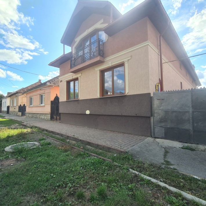 Продається будинок в центральній частині м.Берегове - фото 1