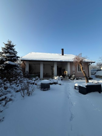 Якісний будинок з ремонтом в центрі Гостомеля біля самого озера - фото 1