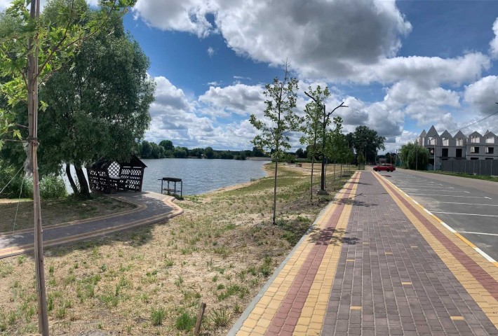 Одноповерховий дуплекс біля озера - фото 1