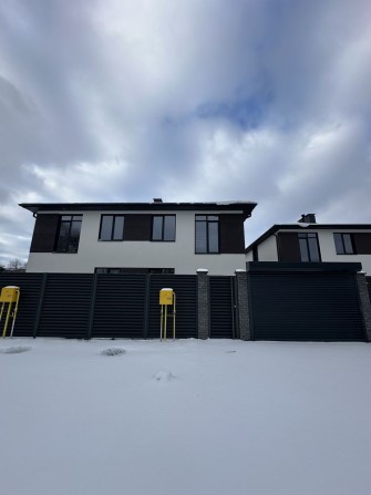 Продаж чудового таунхаусу 100 кв.м навпроти озера в сел. ГОСТОМЕЛЬ - фото 1