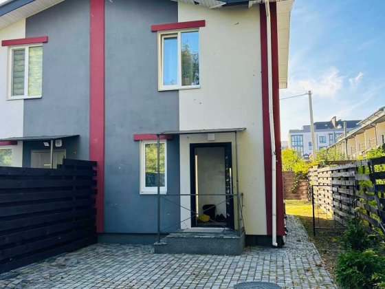 Кутовий таунхаус з ремонтом в Гостомелі Гостомель