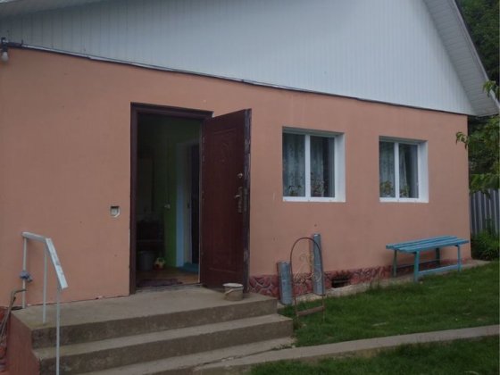 Будинок неподалік міста Каменец-Подольский