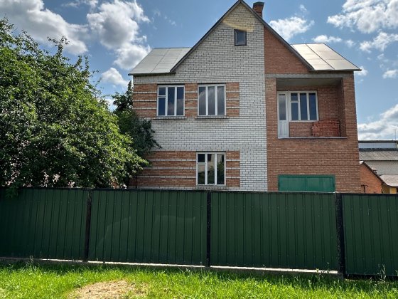 Продам двоповерховий будинок-новобудову з гаражем у місті Лубни Лубны