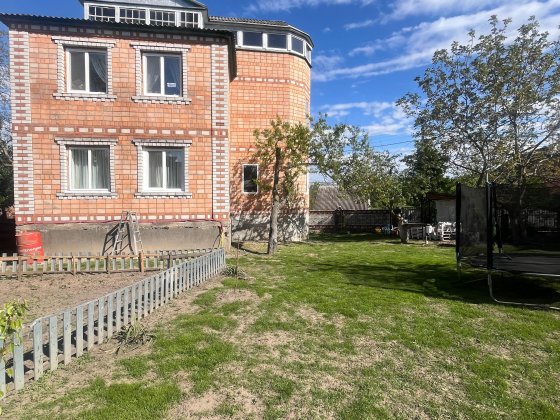 Продам будинок по вул. Південно-Кільцева з меблями Лубны