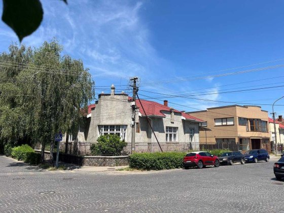 Будинок в центрі Мукачева + комерційна будівля (2 окремі будівлі) Мукачево