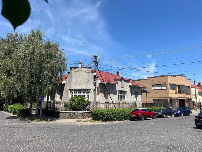 Будинок в центрі Мукачева + комерційна будівля (2 окремі будівлі) - фото 1