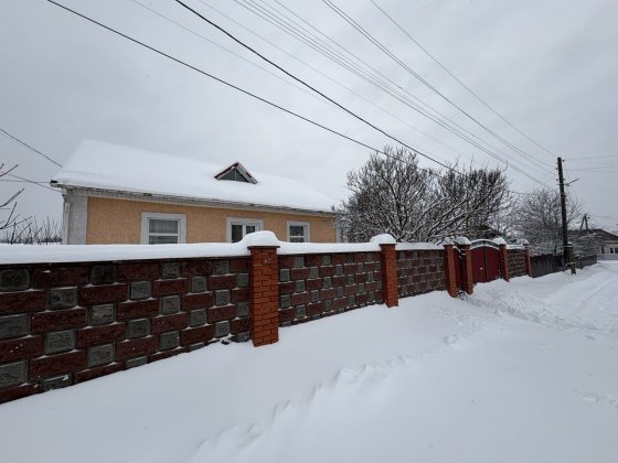 Цілий будинок в доброму місці з великою земельною ділянкою Славута