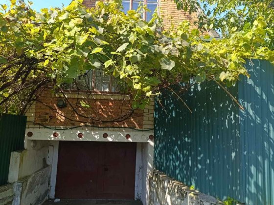 Будинок з усіма комунікаціями є гараж, бесідка хороший стан 40349 Хмельницкий