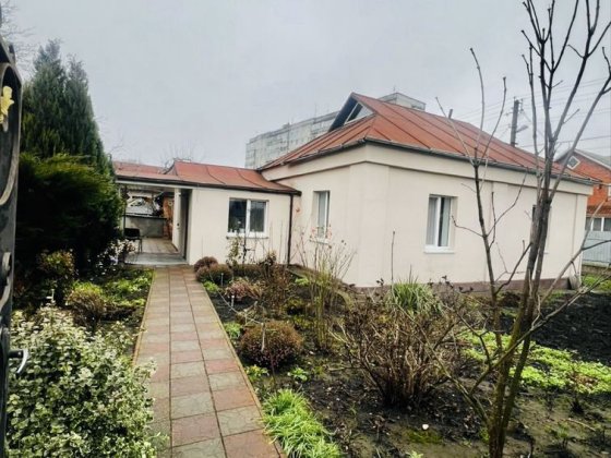 Цегляний будинок в місті  з 6 сотками землі Хмельницкий