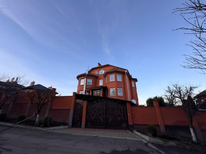 Просторий будинок у Південно-Західному районі, вул. Багряного 4 - фото 1