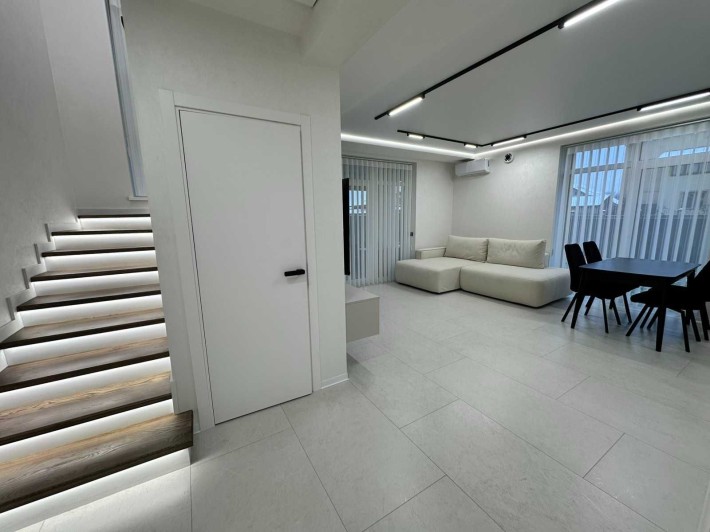 Продається просторий будинок з сучасним ремонтом в Крихівцях. - фото 1