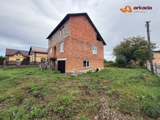 Продається 3-поверховий цегляний будинок у с. Черніїв 205 м²    d Черніїв