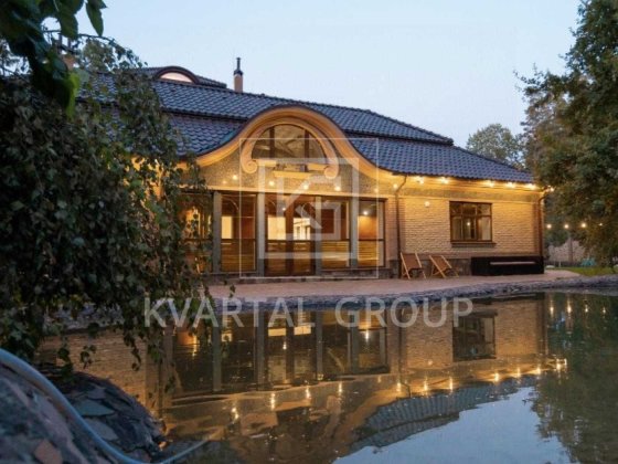 Продається триповерховий будинок в тихій та затишній місцевості Ворзель