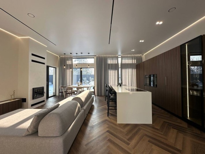 Будинок з ремонтом ‼️ інвертор, сонячні панелі | 5 соток - фото 1