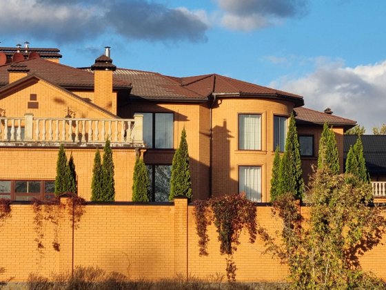 Лесники, дом с бассейном на 1га Лесники