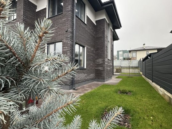 Будинок в закритому КМ . Газ ! Стоянка