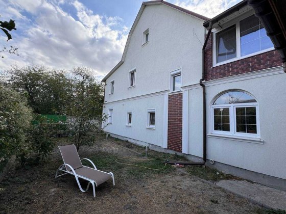 Двоповерховий будинок біля Києва, 10 км метро Житомирська Стоянка