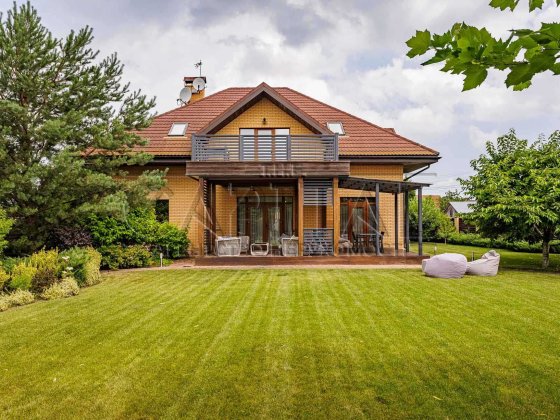 Продаж будинку СТОЯНКА гараж кінотеатр генератор Стоянка