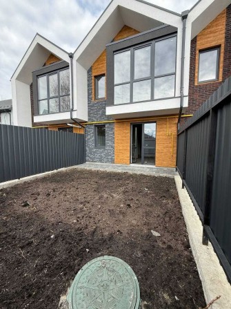 Таунхаус в Стоянці,90м2,ГАЗ, власне переднє подвір'я - фото 1