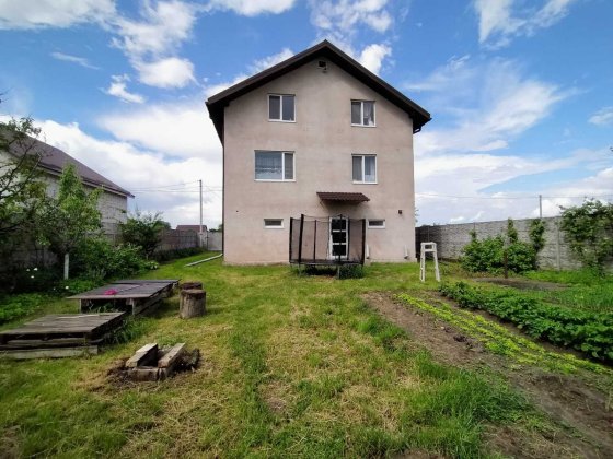 Триповерховий житловий  будинок 290 м2 із земельною ділянкою 5 соток . Большая Дымерка