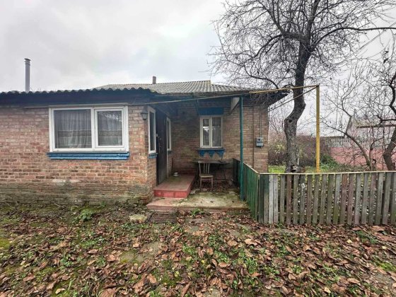 Будинок у самому центрі села Димер з усіма комунікаціями Димер