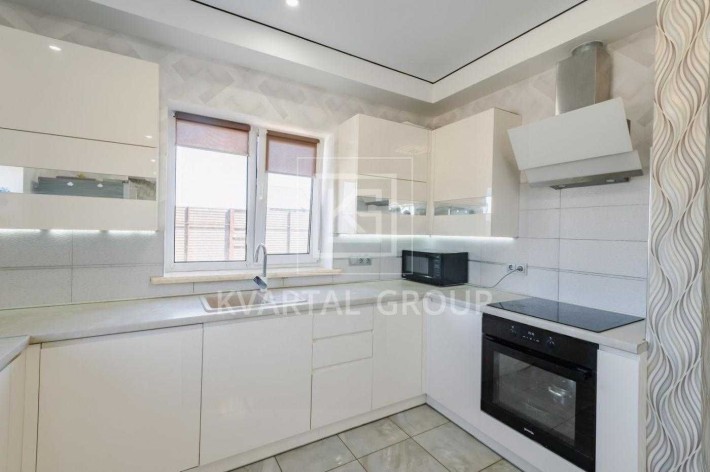 Сучасний будинок 240 м² з терасою біля лісу та озера - фото 1