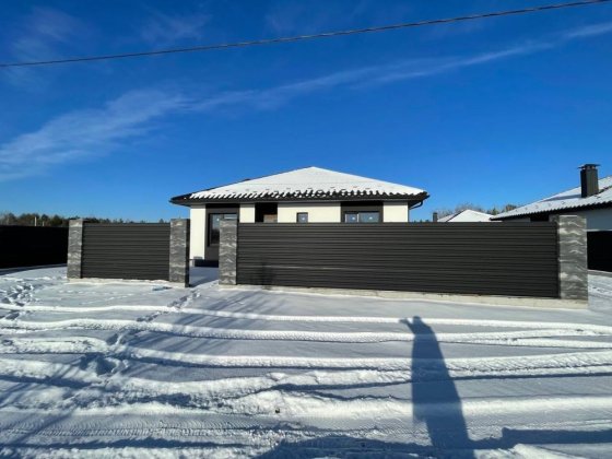 Одноповерховий будинок поруч з лісом Дмитрівка