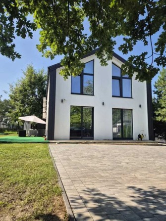 Продаж нового будинку з ремонтом під Києвом!Сосновий ліс,озеро. - фото 1