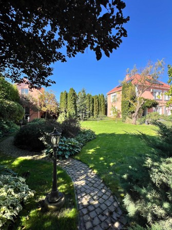 Просторий будинок з ремонтом на 25 сотках, басейн, сауна, закрите КМ - фото 1