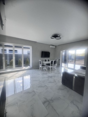 Пропозиція під ключ! Будинок з терасою сучасним ремонтом - фото 1