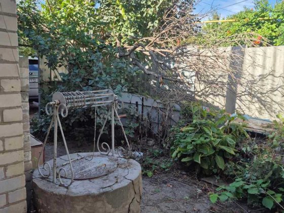 У моря и леса, Ривьера, Фонтанка, в центре села дом с коммуникациями Фонтанка