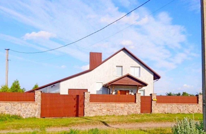 Заміський комфортний утеплений будинок на великій ділянці з садом - фото 1